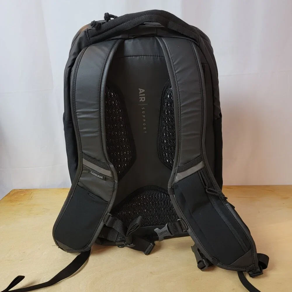 Camelbak missing zippers